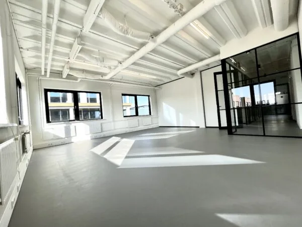 Lichte en moderne kantoorruimte met grote ramen en glazen scheidingswand aan de Lange Kleiweg 50-62 in Rijswijk.