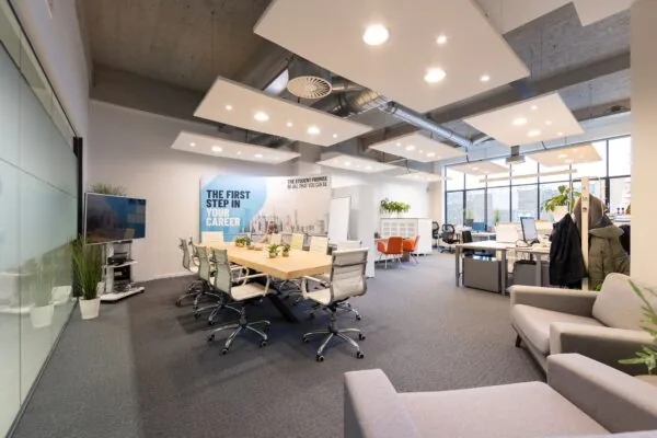 Moderne kantoorruimte in de Lichttoren 32 in Eindhoven met vergadertafel, werkplekken en een inspirerende muurposter.