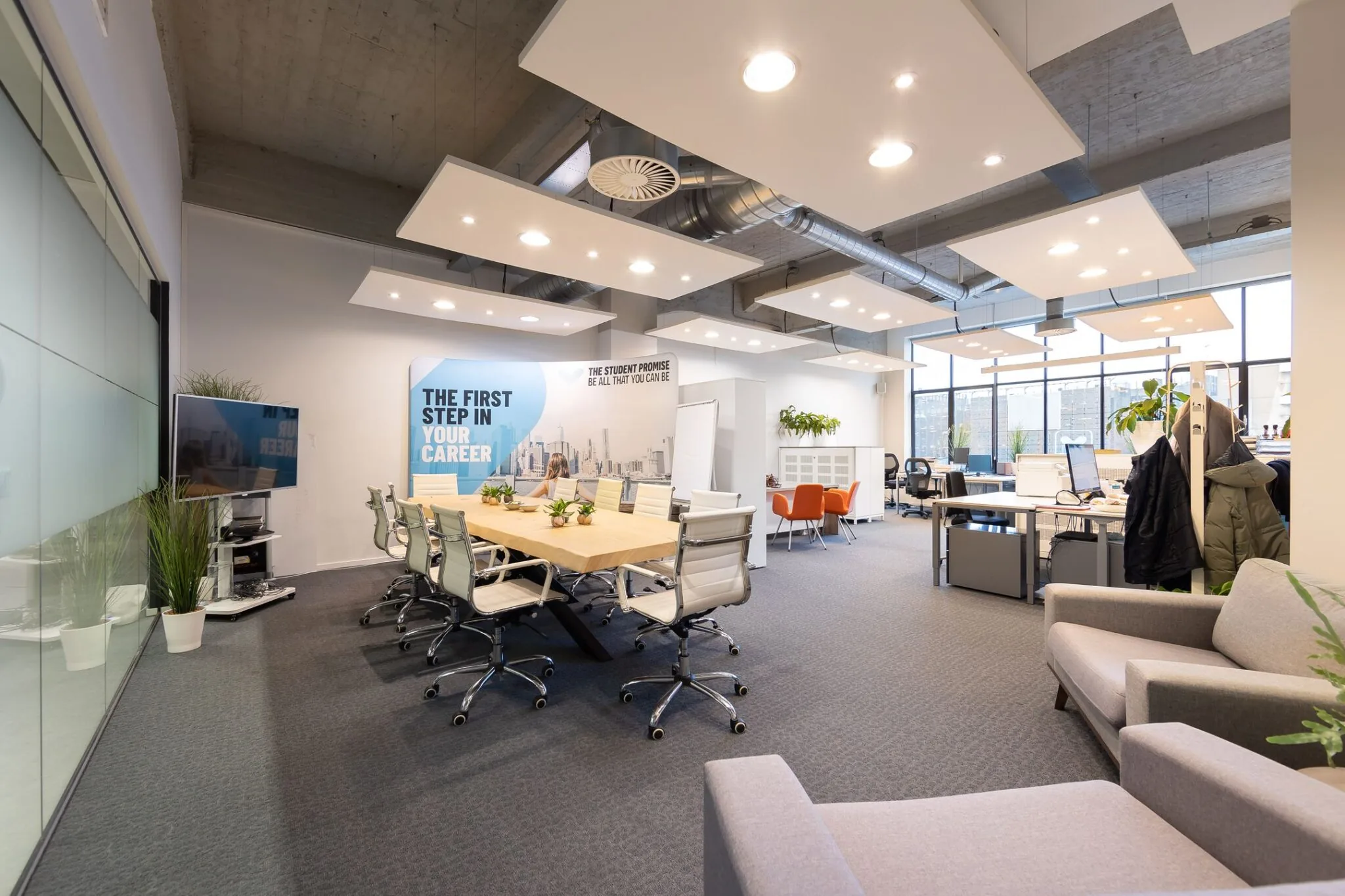 Moderne kantoorruimte in de Lichttoren 32 in Eindhoven met vergadertafel, werkplekken en een inspirerende muurposter.