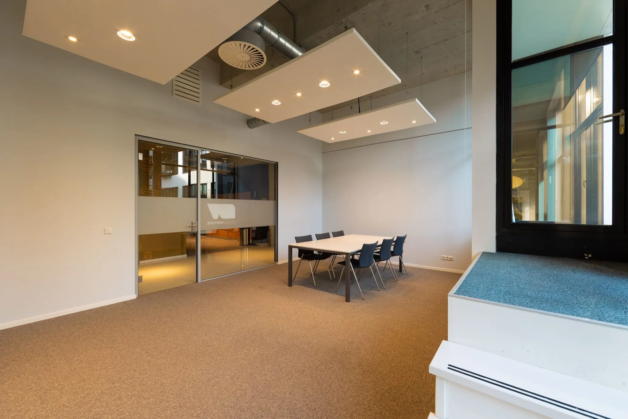 Moderne vergaderruimte in de Lichttoren 32 in Eindhoven met een tafel, zes stoelen en glazen wand.