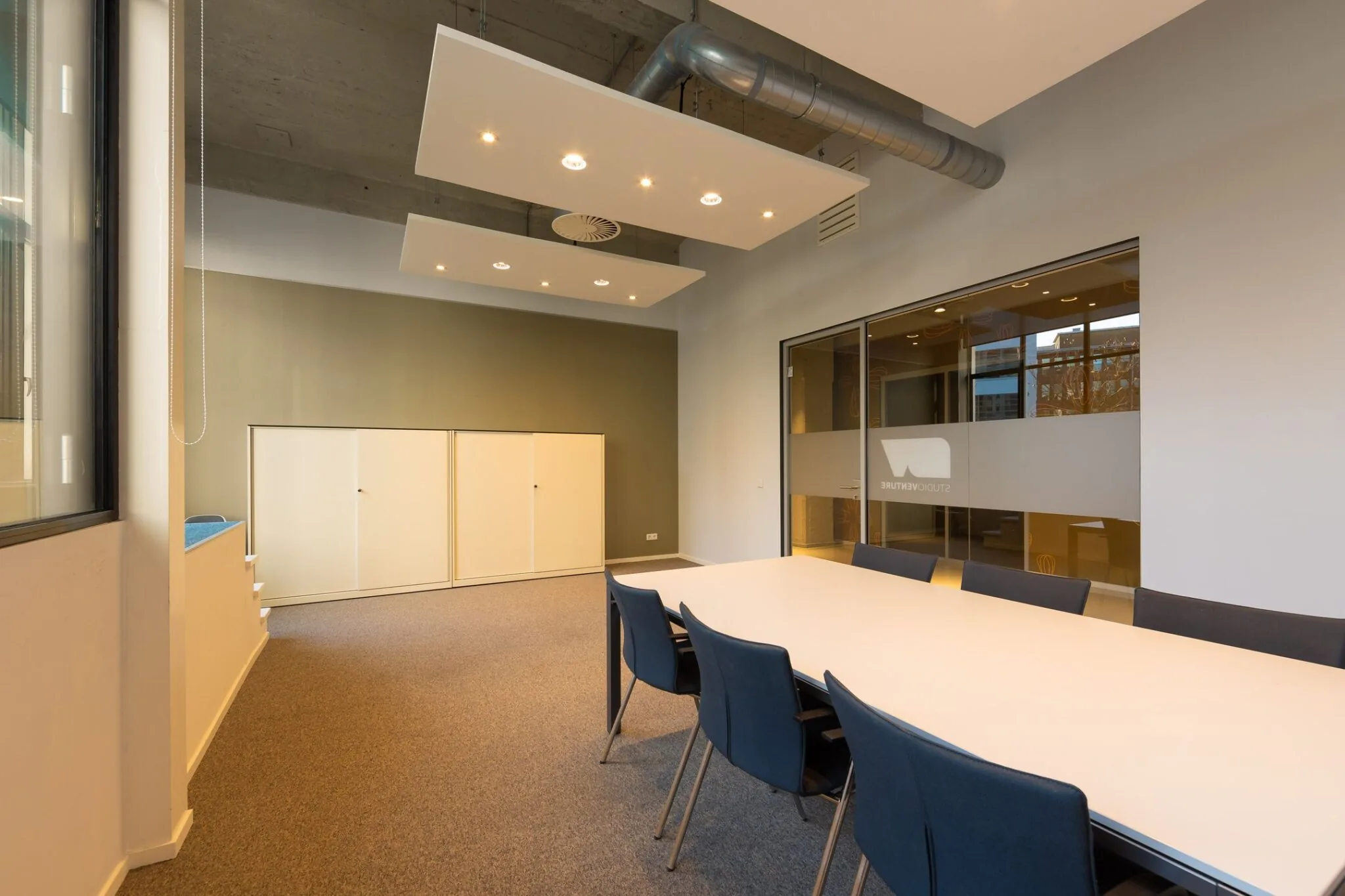 Vergaderruimte met moderne inrichting in de Lichttoren 32 in Eindhoven.