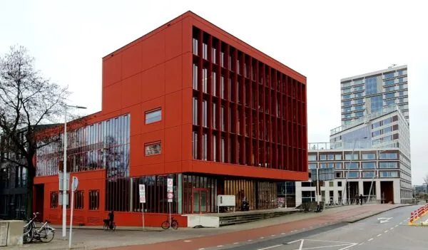 Modern rood kantoorgebouw aan de Panamalaan 1-8 in Amsterdam met grote verticale ramen.