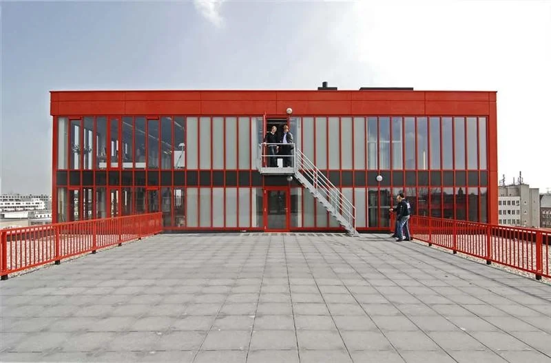 Rooftopterras met rood omheind modern kantoorgebouw aan de Panamalaan 1-8 in Amsterdam.