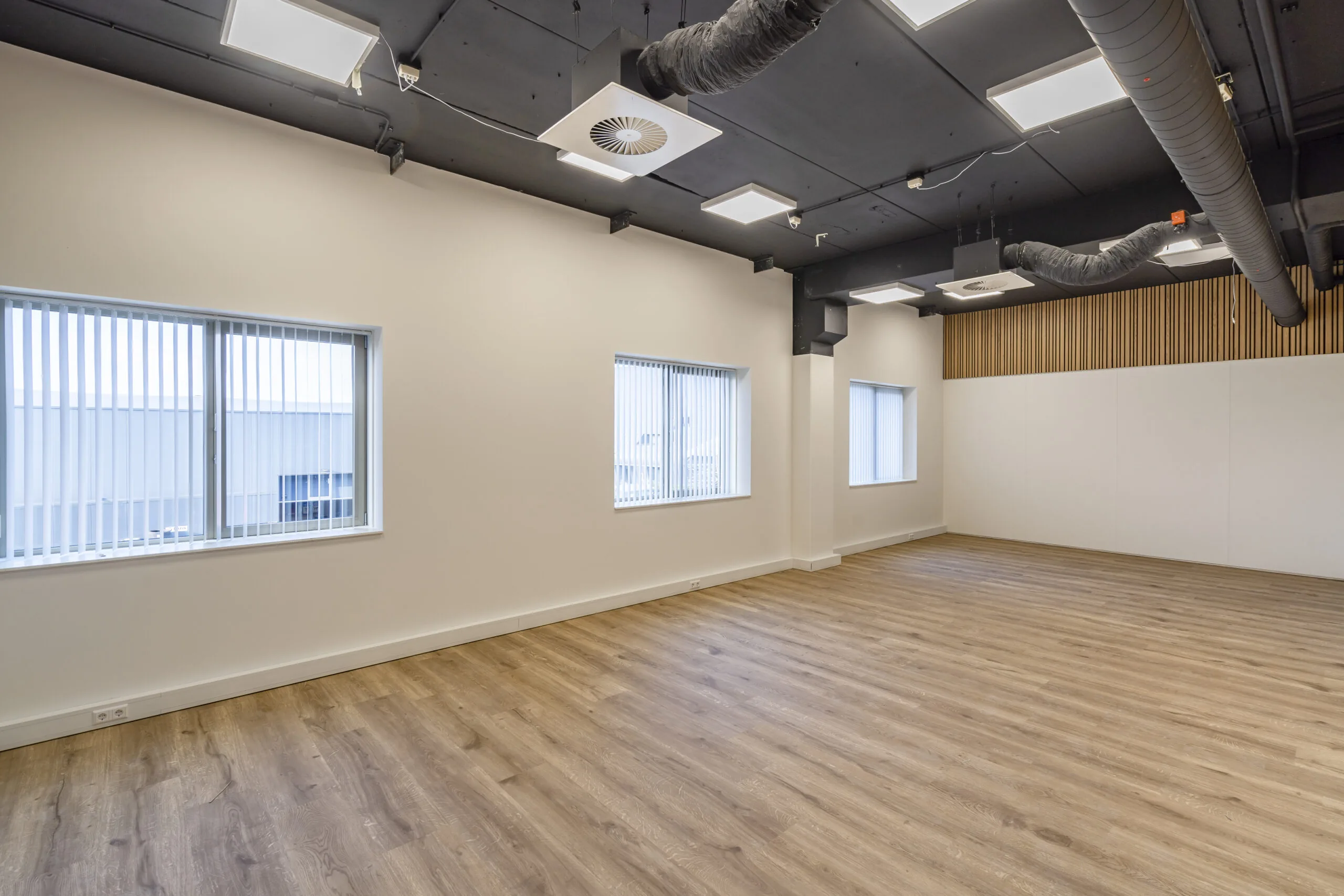 Lichte, moderne kantoorruimte met houten vloer en systeemplafond aan de Proostwetering 41 in Utrecht.