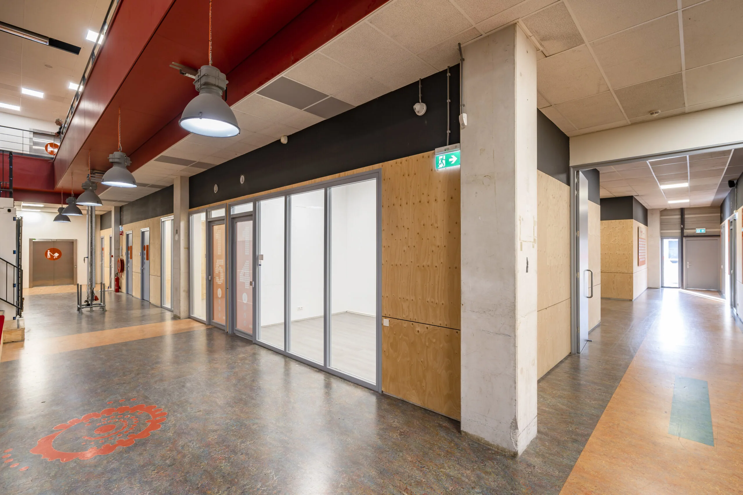 Moderne en lichte kantoorruimte aan de Proostwetering 41 in Utrecht met glazen wanden en houten wandafwerking.