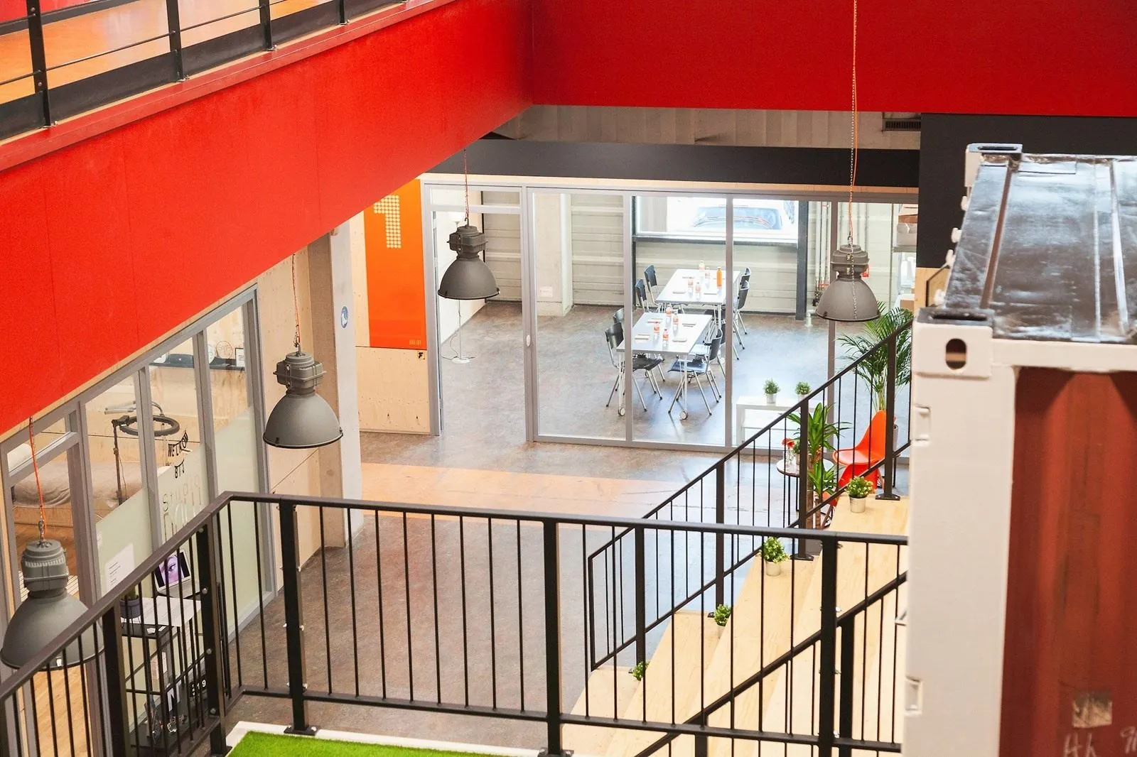 Moderne kantoorruimte aan de Proostwetering 41 in Utrecht met vergaderruimte, glazen wanden en industriële accenten.