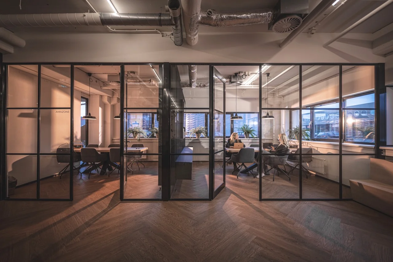 Moderne kantoorruimte met glazen wanden en werkplekken aan de Rietbaan 2-12 in Capelle aan den IJssel.