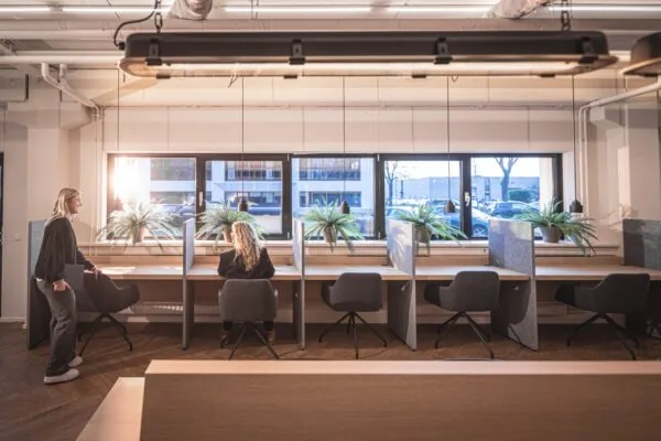 Moderne kantoorruimte met werkplekken langs het raam aan de Rietbaan 2-12 in Capelle aan den IJssel.