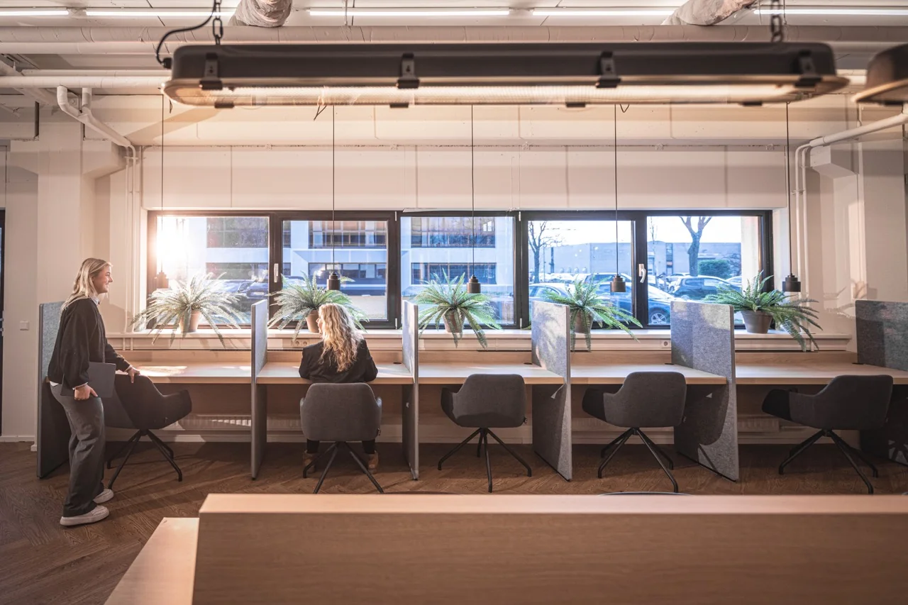 Moderne kantoorruimte met werkplekken langs het raam aan de Rietbaan 2-12 in Capelle aan den IJssel.