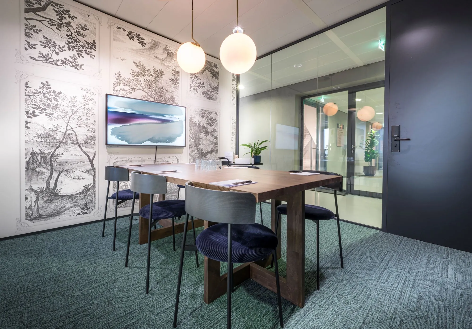 Moderne vergaderruimte in Rijnzathe 12 De Meern met houten tafel, glazen wand en decoratieve muurillustraties.