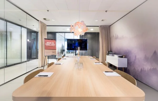 Moderne vergaderruimte in Rijnzathe 12 in De Meern met houten tafel, glazen wanden en sfeervolle verlichting.