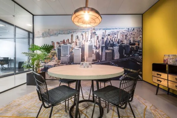 Moderne vergaderruimte in Rijnzathe 12 in De Meern met ronde tafel, stadsfotobehang en industriële inrichting.