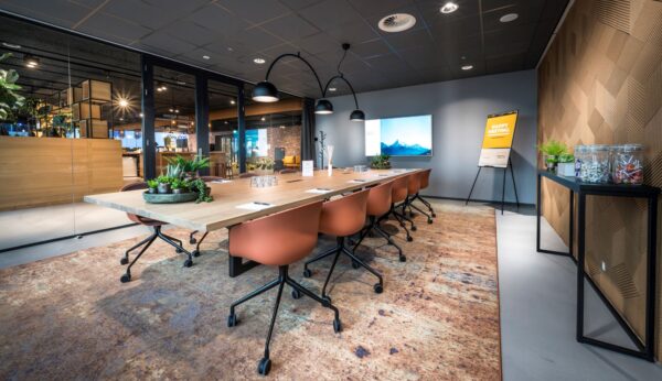 Moderne vergaderruimte in Rijnzathe 12, De Meern, met lange houten tafel, designstoelen en sfeervolle inrichting.