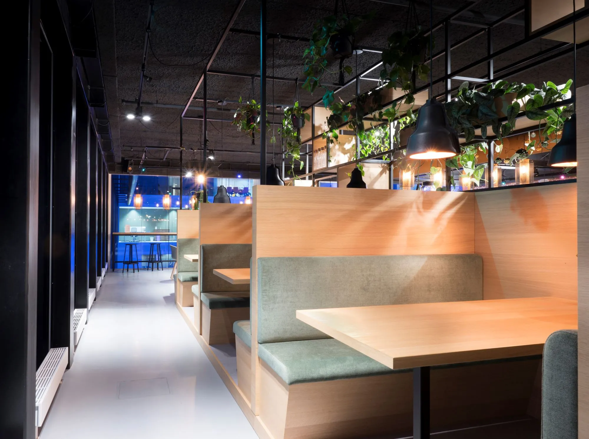 Moderne kantoorruimte aan Rijnzathe 12 in De Meern met sfeervolle zithoeken, houten afwerking en hangende planten.