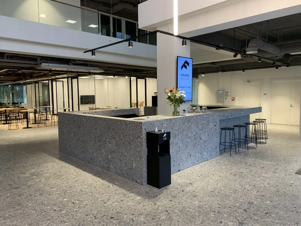 Moderne entree met balie en zitgedeelte in kantoorruimte aan Rijnzathe 6 in De Meern.