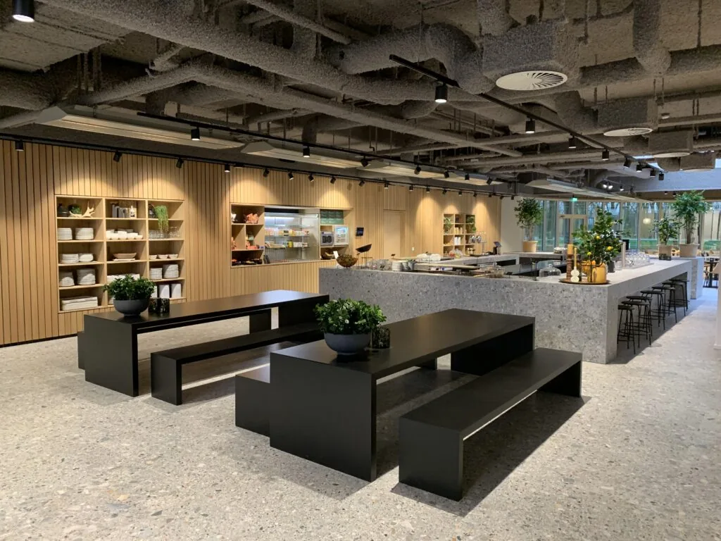 Moderne, open bedrijfskeuken met zitgedeelte in kantoorruimte aan Rijnzathe 6 in De Meern.