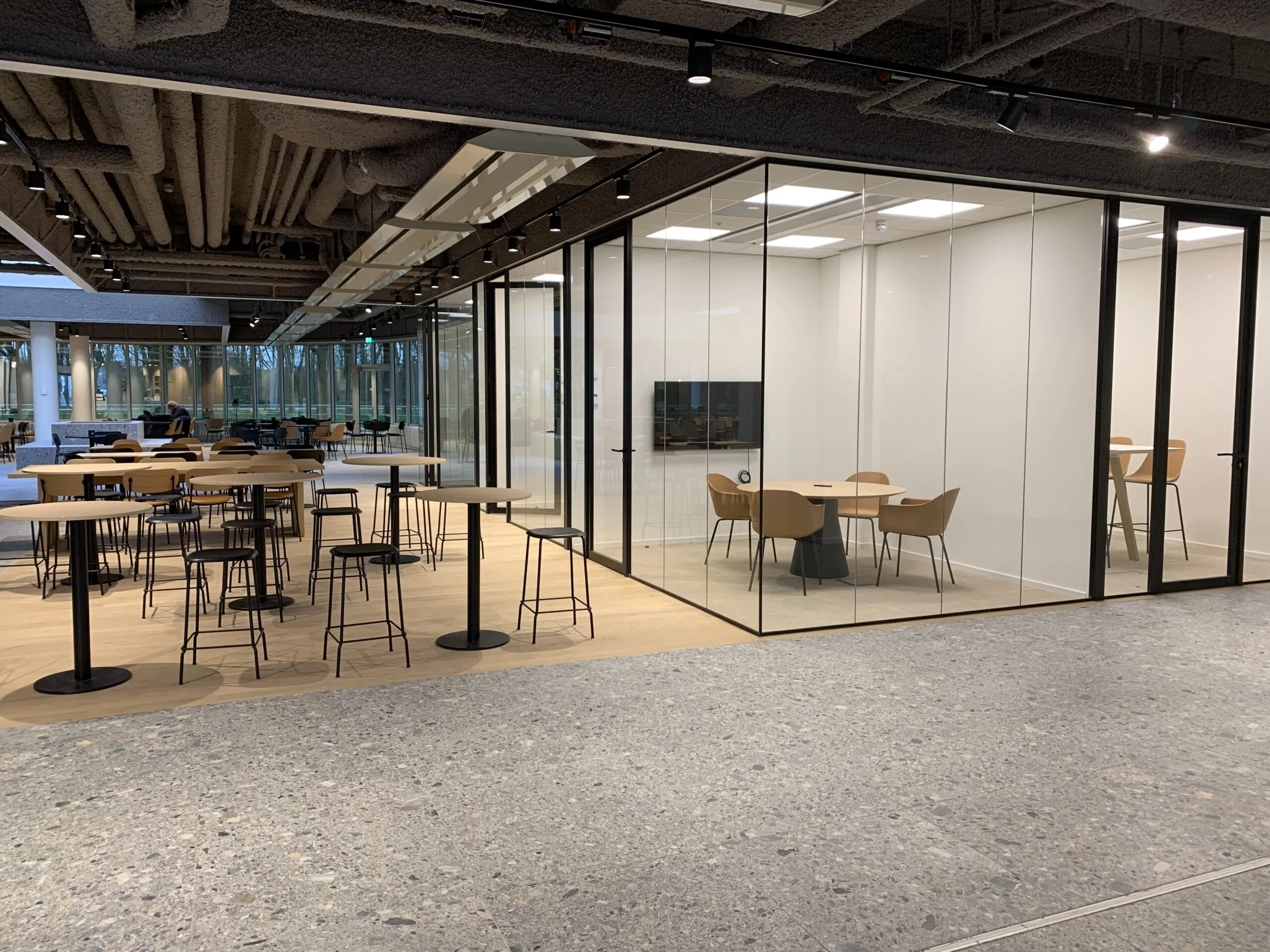 Moderne kantoorruimte in Rijnzathe 6, De Meern, met open werkplekken en een afgesloten vergaderruimte met glazen wanden.