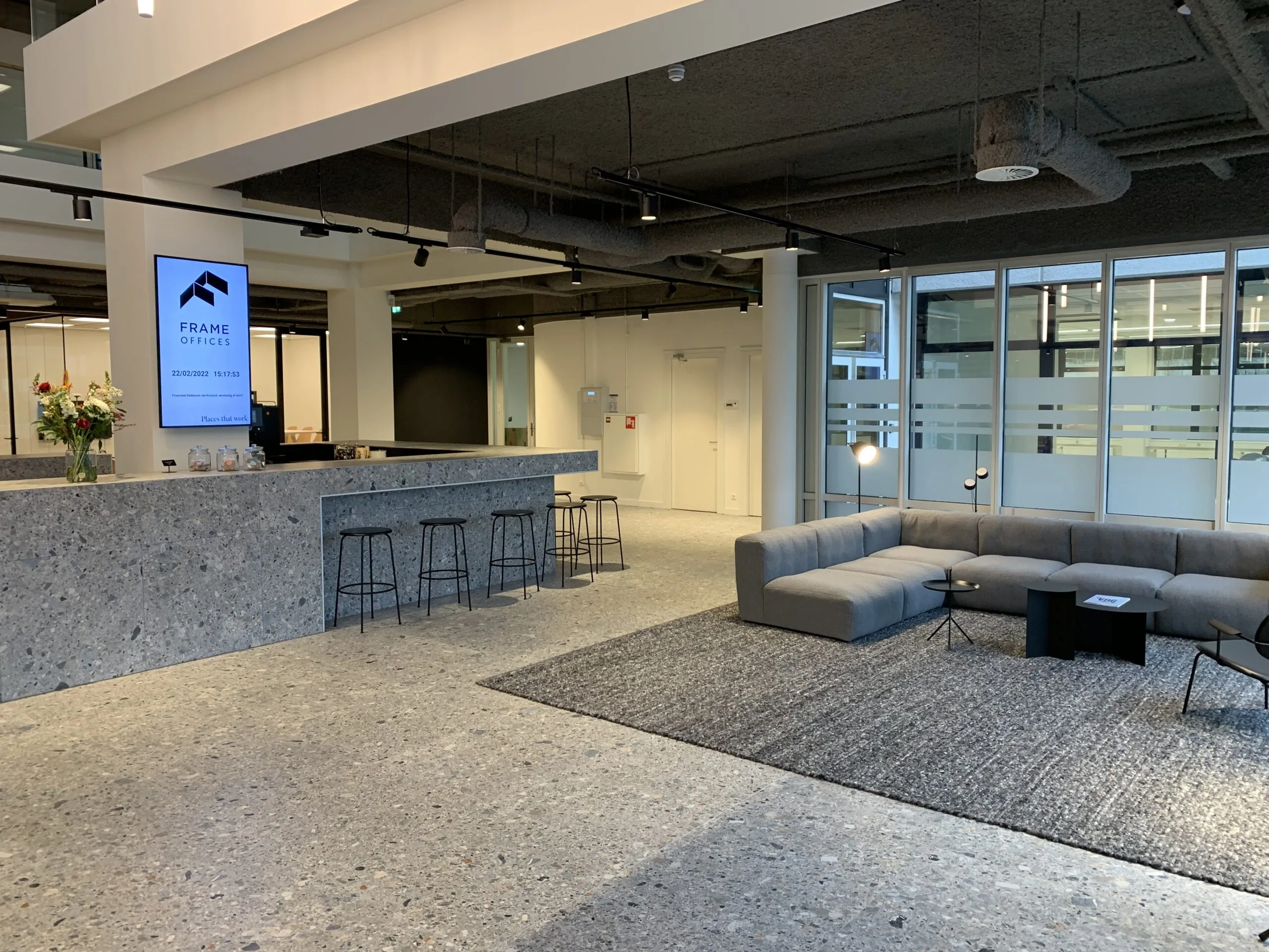 Moderne en lichte kantoorruimte bij Rijnzathe 6 in De Meern met zitgedeelte, receptiebalie en informatiebord van Frame Offices.