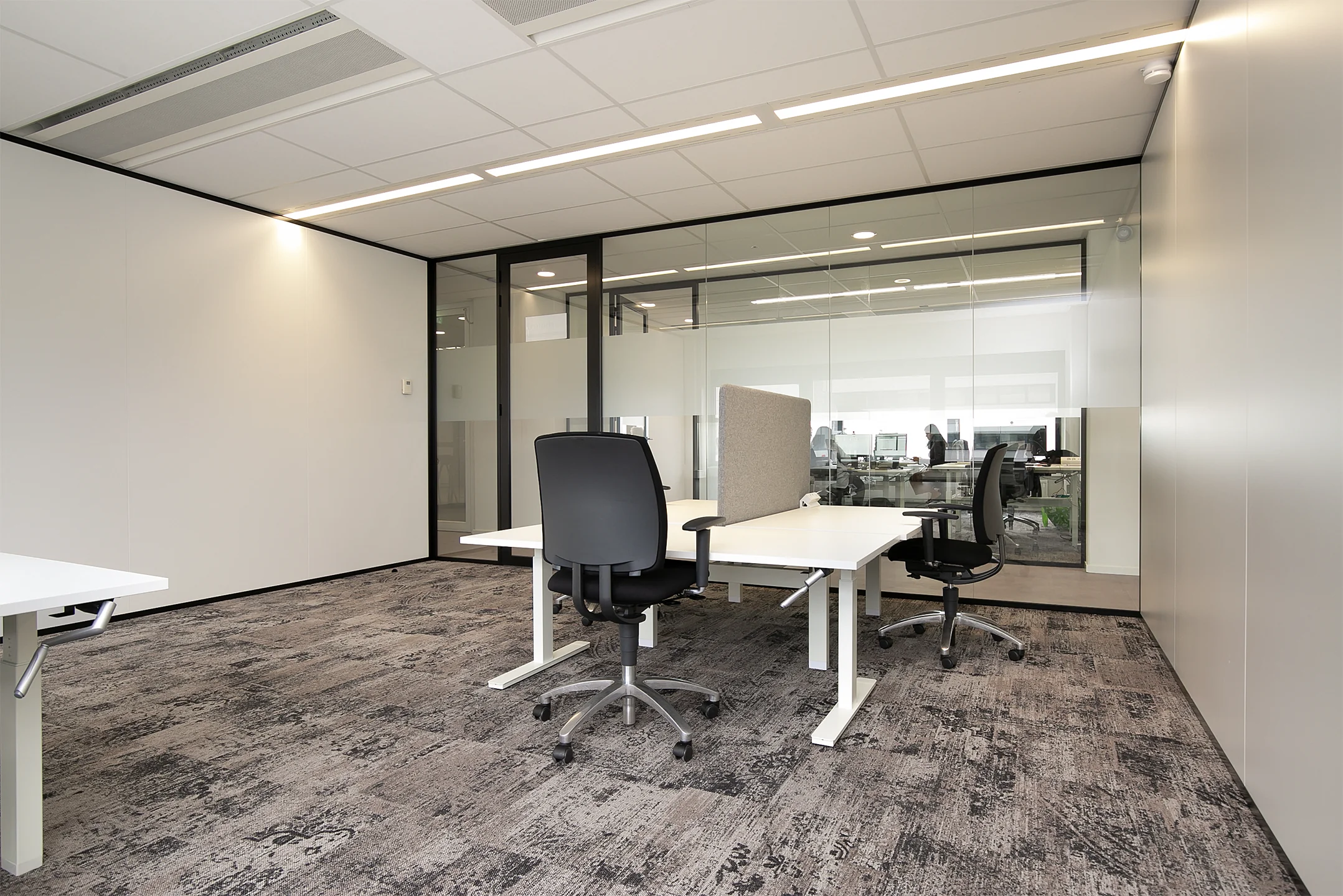 Moderne, lichte kantoorruimte met twee bureaus en bureaustoelen in Rijnzathe 6, De Meern.