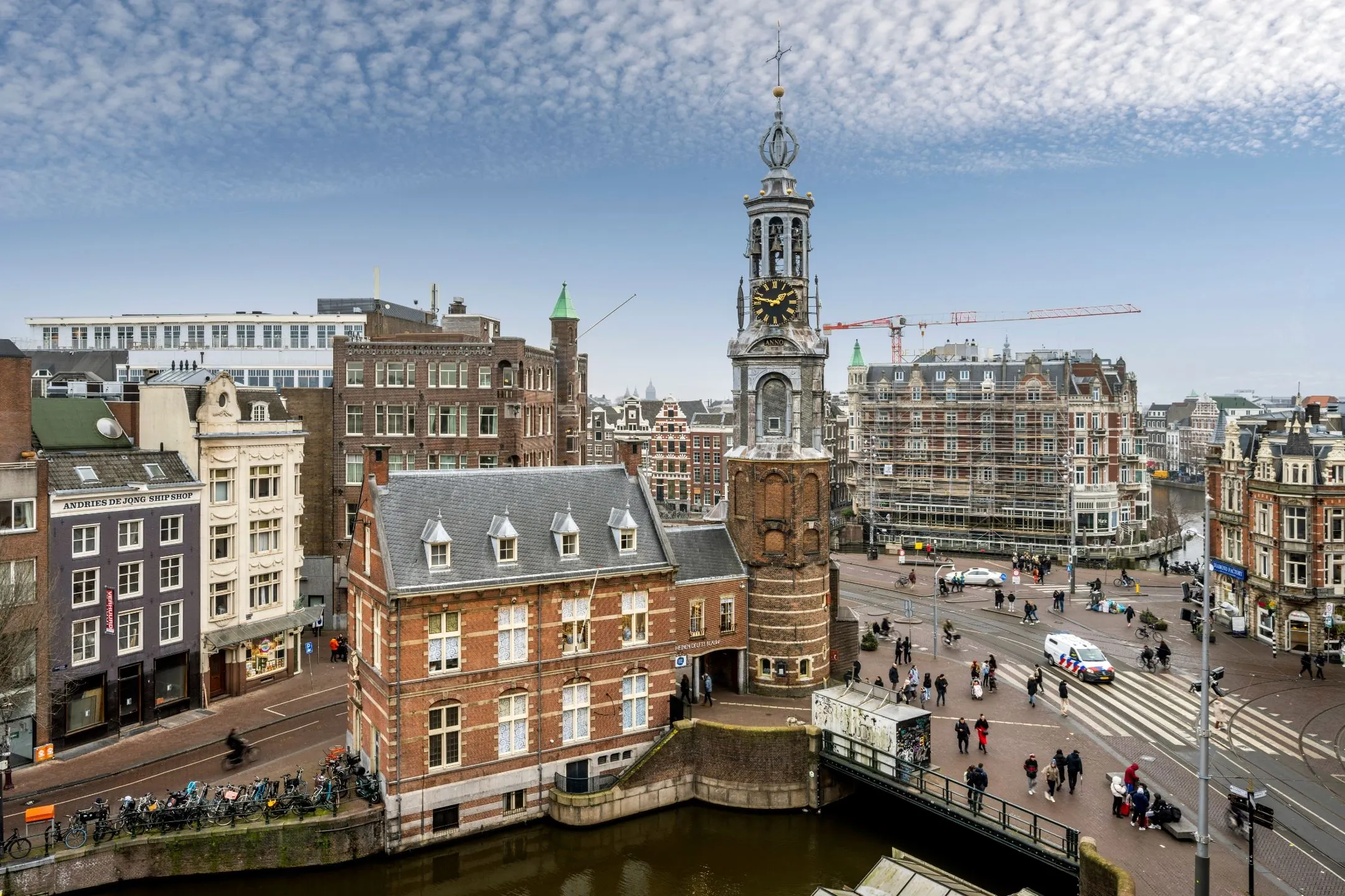 Straatbeeld van de omgeving rond Singel 542 in Amsterdam met historische gebouwen, de Munttoren en levendige verkeersdrukte.