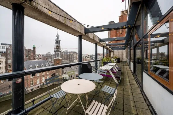 Balkon van een kantoorruimte aan de Singel 542 met uitzicht op de Munttoren en het centrum van Amsterdam.