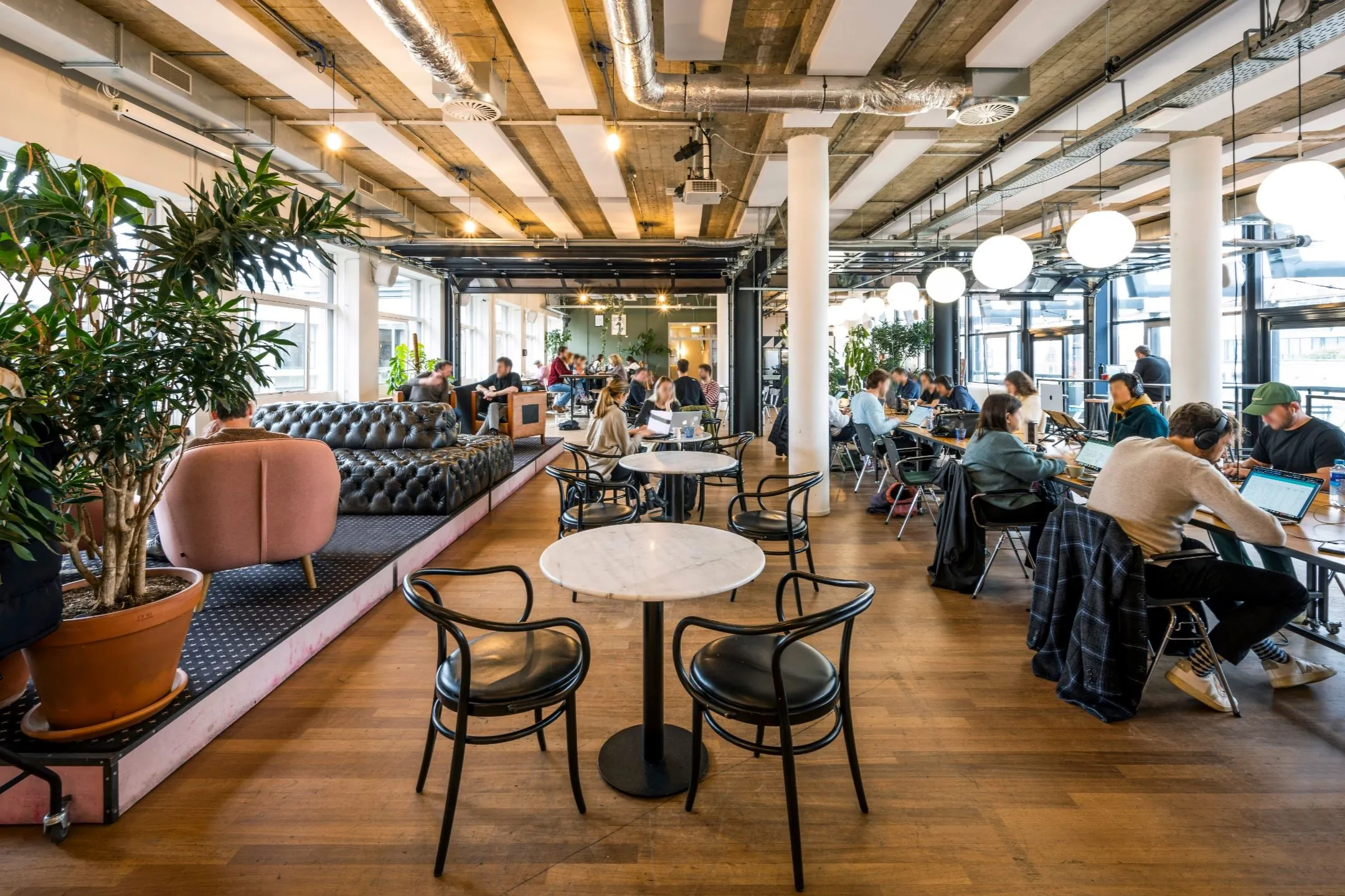 Moderne, open kantoorruimte aan de Singel 542 met flexwerkplekken, loungegedeelte en veel natuurlijk licht.