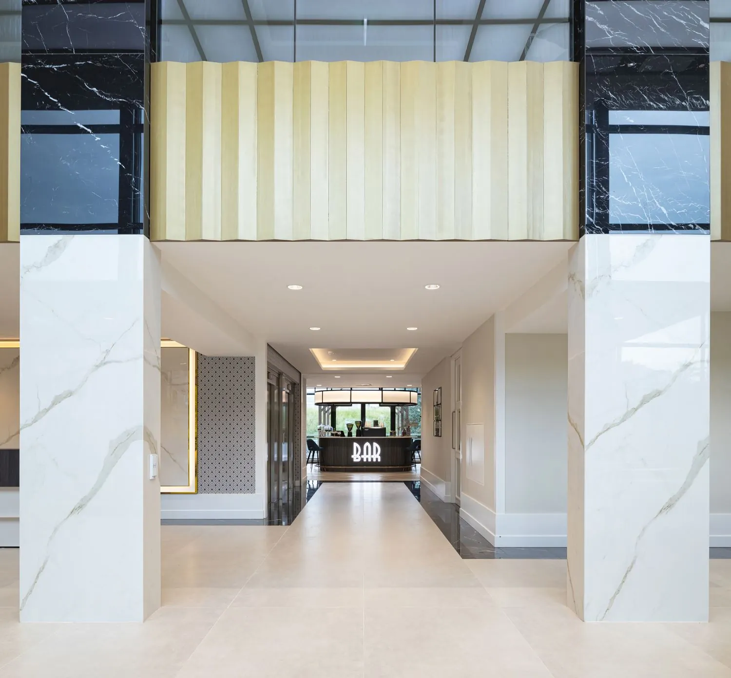 Moderne en lichte entreehal van kantoorgebouw Siriusdreef 60 in Hoofddorp met zicht op een stijlvolle bar achterin.
