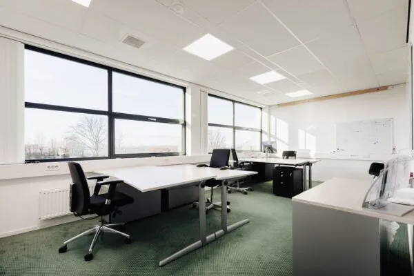 Licht en modern kantoor met meerdere werkplekken aan de Sloterweg 303 in Badhoevedorp.