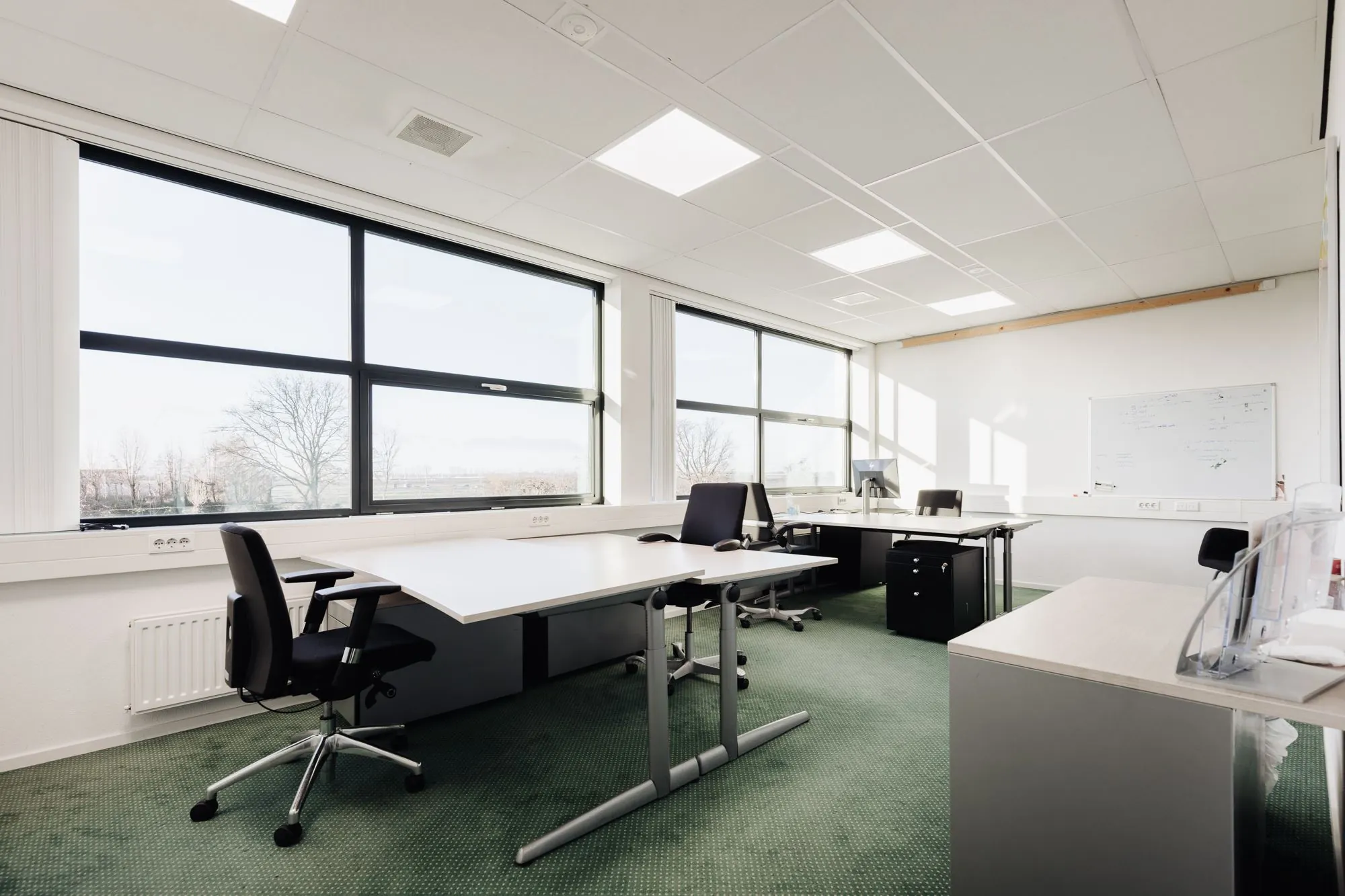 Licht en modern kantoor met meerdere werkplekken aan de Sloterweg 303 in Badhoevedorp.