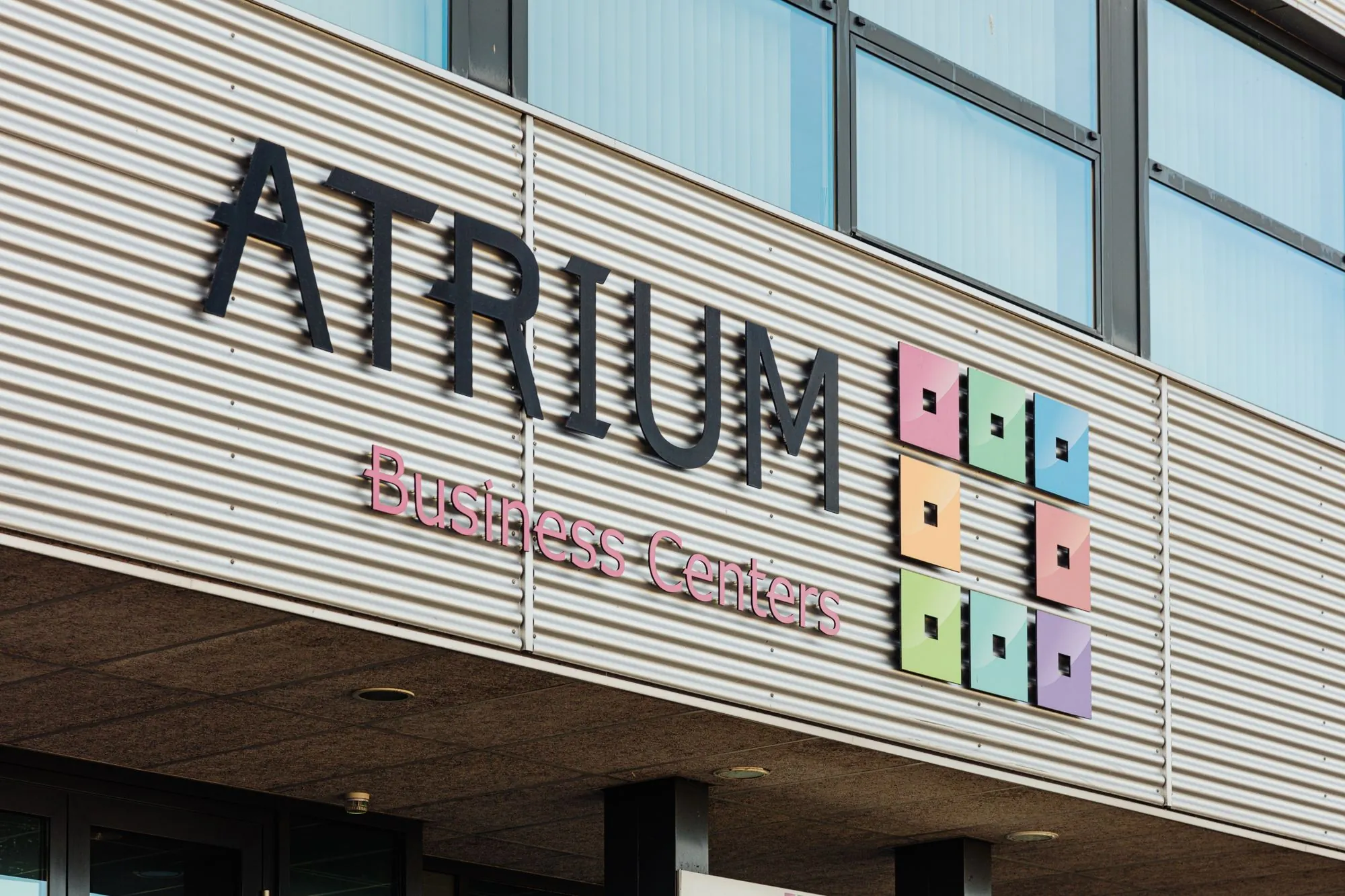 Gevelbord van ATRIUM Business Centers aan de Sloterweg 303 in Badhoevedorp.