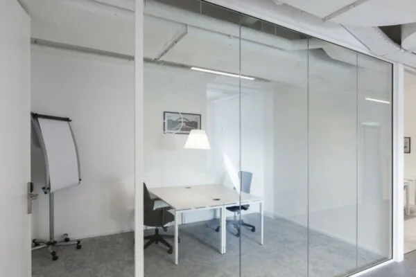 Moderne, lichte kantoorruimte met glazen wanden aan de St. Jacobsstraat 123-135 in Utrecht.