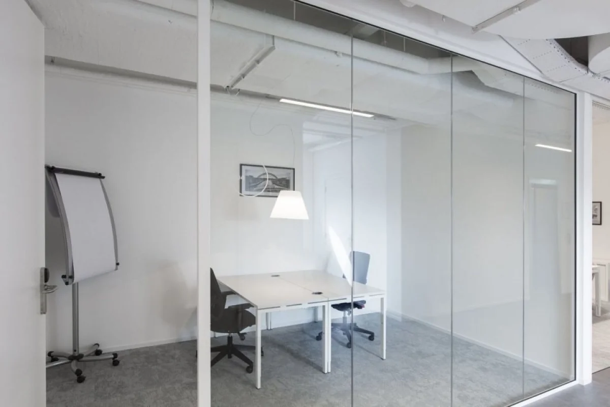 Moderne, lichte kantoorruimte met glazen wanden aan de St. Jacobsstraat 123-135 in Utrecht.