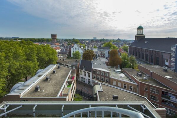 Uitzicht vanaf een hoger gelegen kantoorruimte aan de St. Jacobsstraat in Utrecht, met zicht op omliggende gebouwen en de stad.