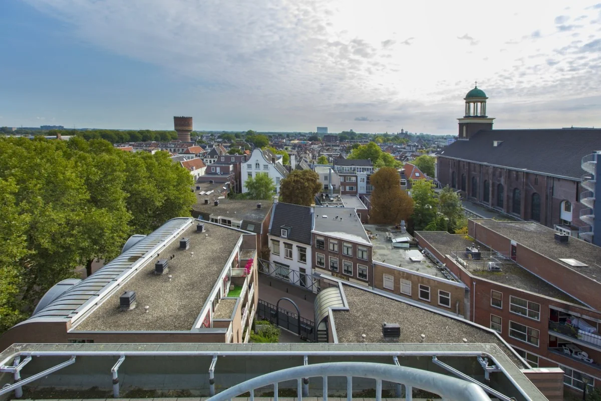 Uitzicht vanaf een hoger gelegen kantoorruimte aan de St. Jacobsstraat in Utrecht, met zicht op omliggende gebouwen en de stad.