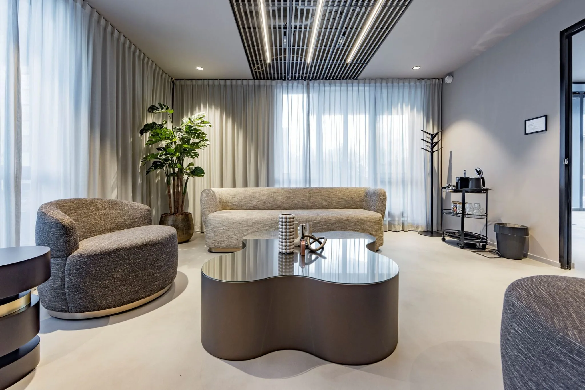 Moderne en stijlvolle wachtruimte in kantoorruimte Walborg 2 in Amsterdam met comfortabele zitplekken, design salontafel en koffiecorner.