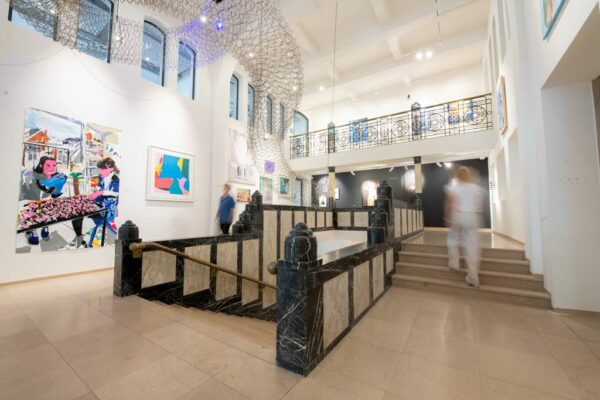 Moderne kantoorruimte aan het Weesperplein 4A in Amsterdam met een kunstzinnige uitstraling en open trappenhuis.