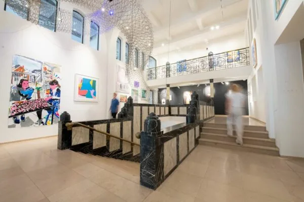 Moderne kantoorruimte aan het Weesperplein 4A in Amsterdam met een kunstzinnige uitstraling en open trappenhuis.