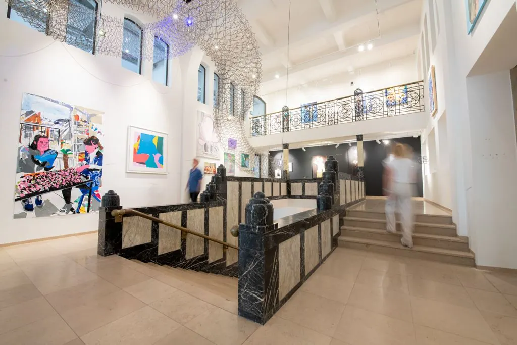 Moderne kantoorruimte aan het Weesperplein 4A in Amsterdam met een kunstzinnige uitstraling en open trappenhuis.