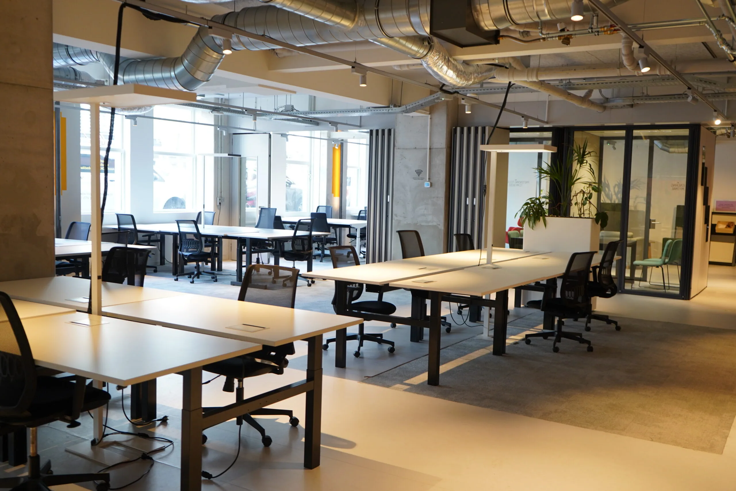 Moderne, open kantoorruimte met flexwerkplekken aan het Weesperplein 4A in Amsterdam.