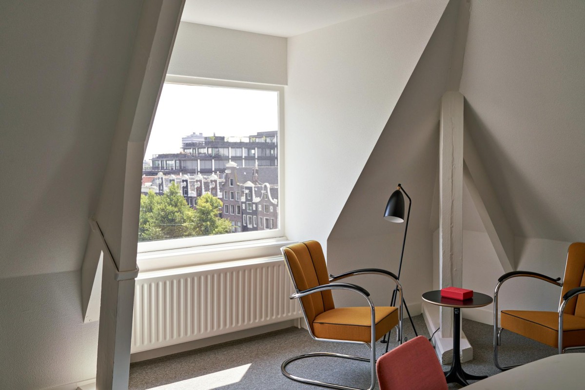 Moderne kantoorruimte aan de Keizersgracht 555 in Amsterdam met uitzicht op grachtenpanden.