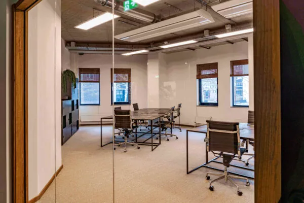 Moderne kantoorruimte met vergadertafel en bureaustoelen bij Emma Offices in Eindhoven.