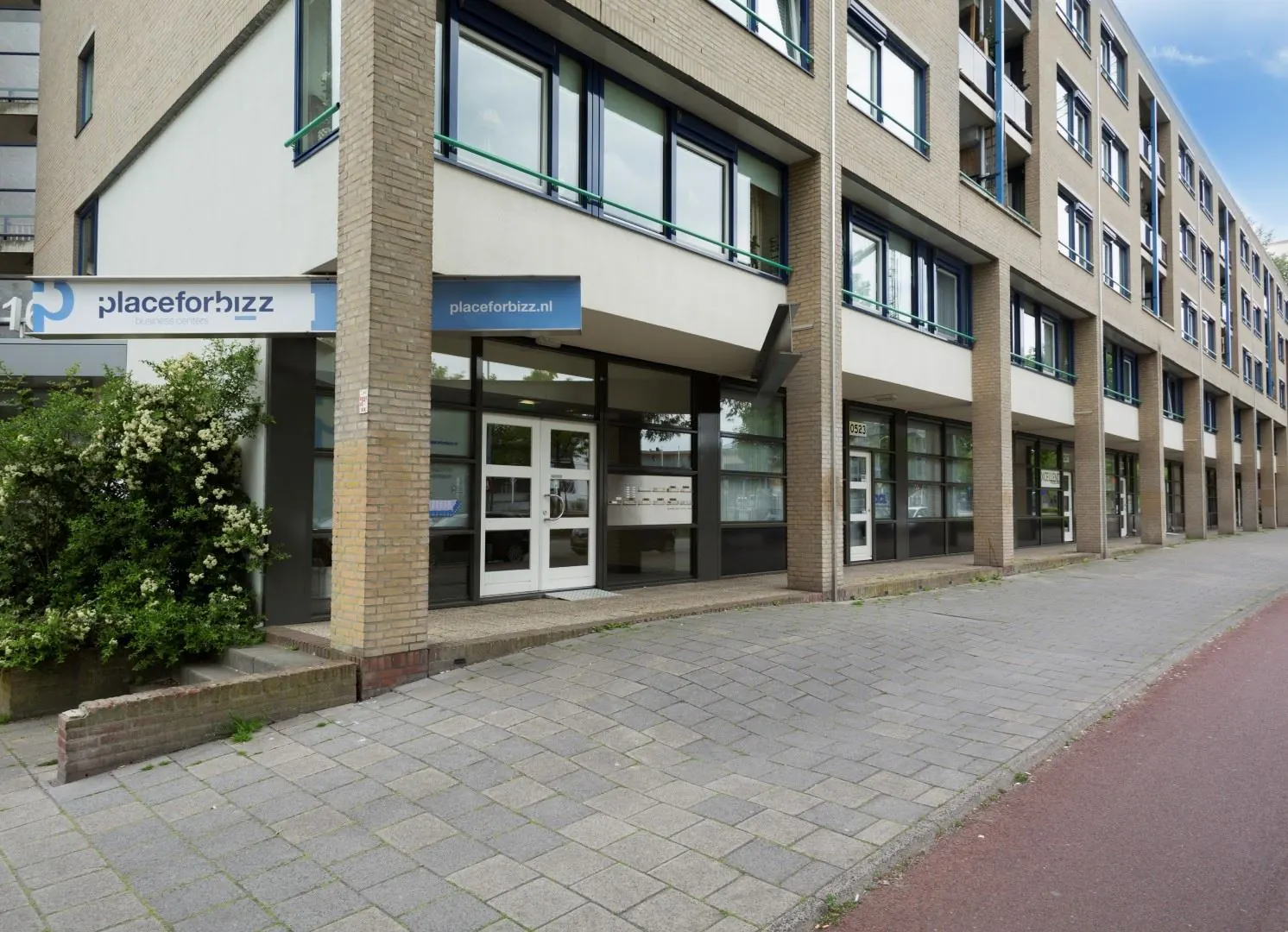 Entree van het kantoorgebouw aan de Kanaaldijk-Zuid 19 met Place for Bizz-verhuur.