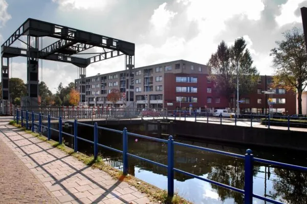 Bedrijfsverzamelgebouw aan de Kanaaldijk-Zuid 19 in Eindhoven, gelegen bij een brug over het kanaal.