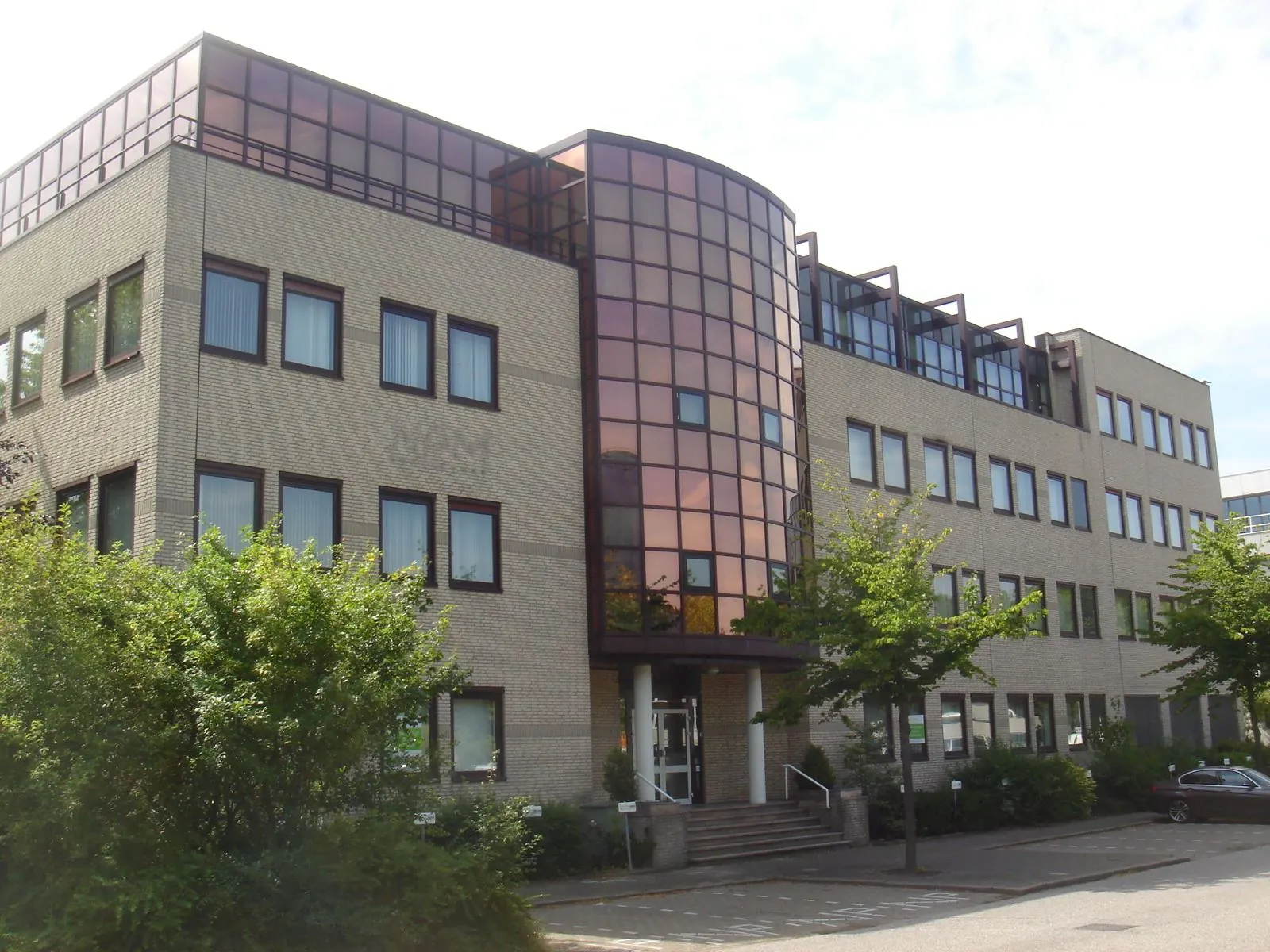 Modern kantoorgebouw aan het Kanaalpark 157 met glazen entree en meerdere verdiepingen.