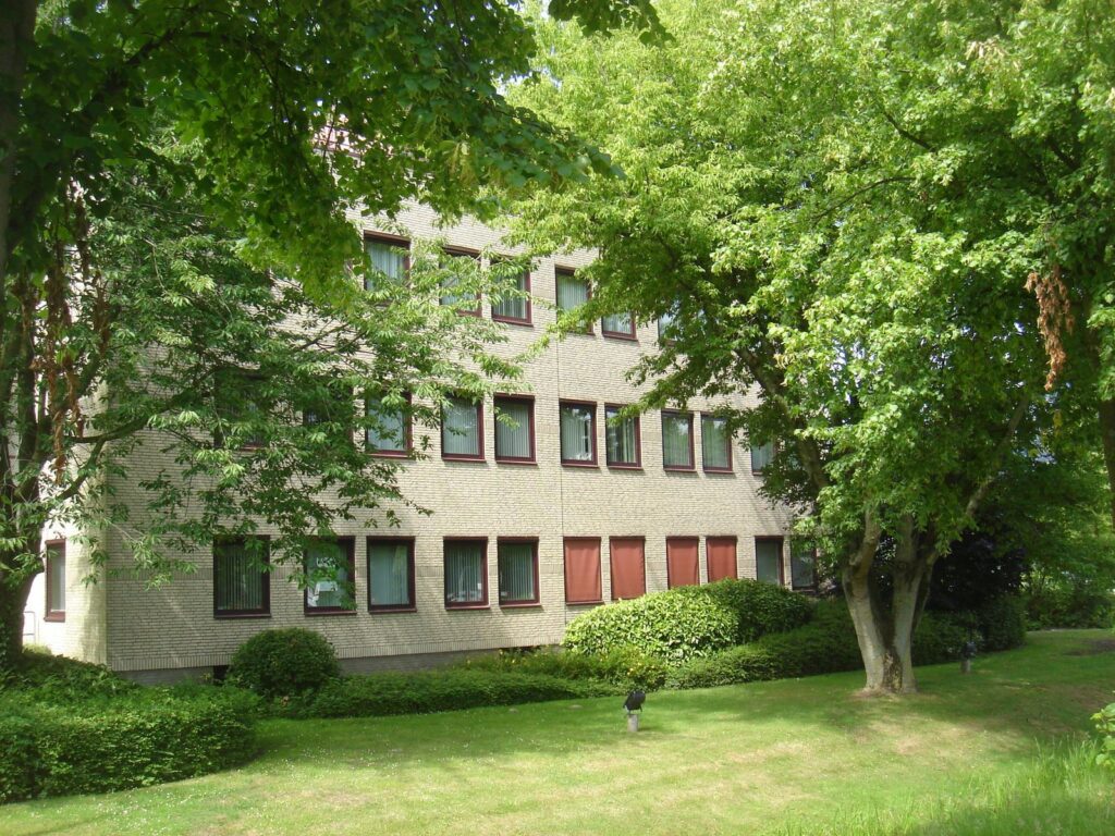 Kantoorgebouw Kanaalpark 157 omgeven door groen en bomen.