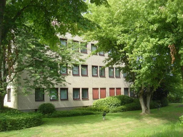 Kantoorgebouw Kanaalpark 157 omgeven door groen en bomen.