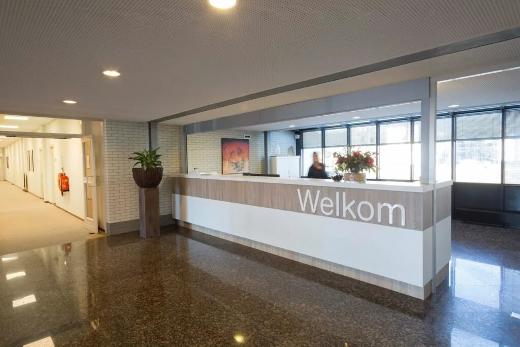 Moderne receptiebalie met ‘Welkom’-tekst in de entree van kantoorruimte aan de Steenovenweg 5.