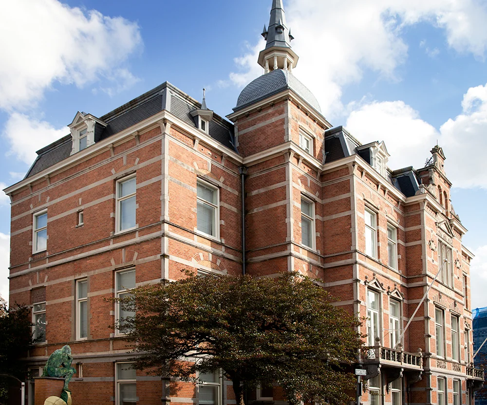Statig kantoorpand aan het Sweelinckplein 1-2 met rode bakstenen gevel en torentje.