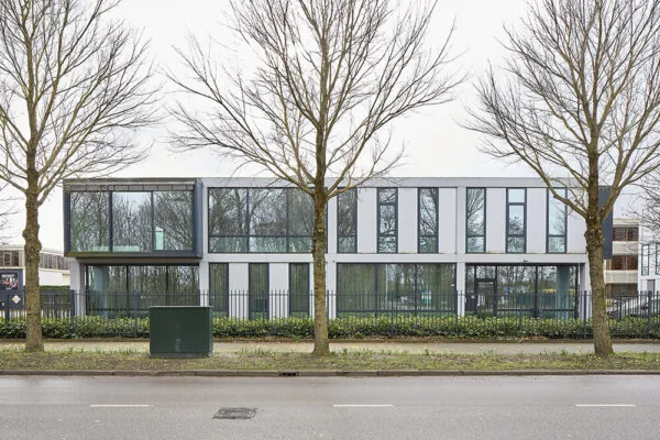 Modern kantoorpand aan de Floridadreef 112 met grote ramen en strakke gevel, gezien vanaf de straat.