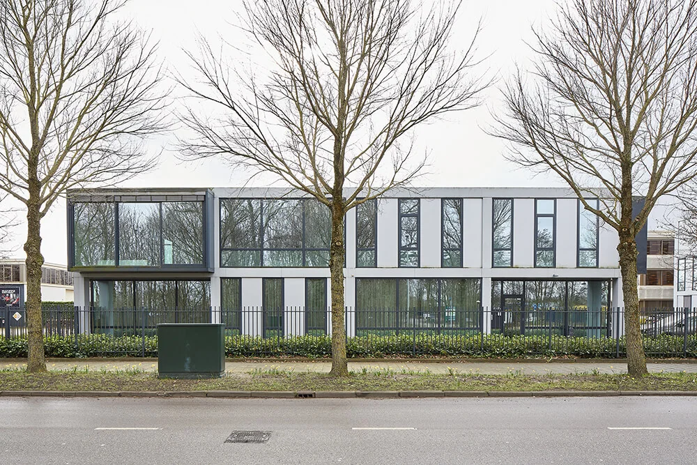 Modern kantoorpand aan de Floridadreef 112 met grote ramen en strakke gevel, gezien vanaf de straat.